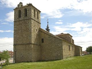 Kirche mit vielen Störchennestern